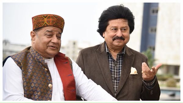 पंकज उधास अपने दोस्त अनूप जलोटा के साथ  